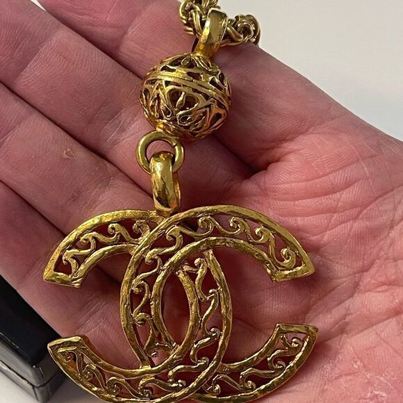 Chanel Vintage Coco Mark Gold Plated Filigree Necklace. - Picture 3 of 6